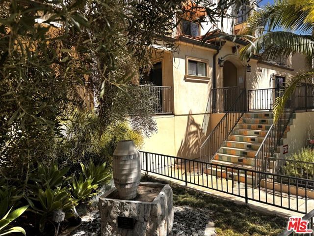 1146 Hacienda Place 4, West Hollywood, CA 90069