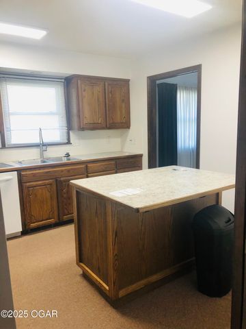 909 Durward Hall Dr. Drive, Carthage, MO 64836