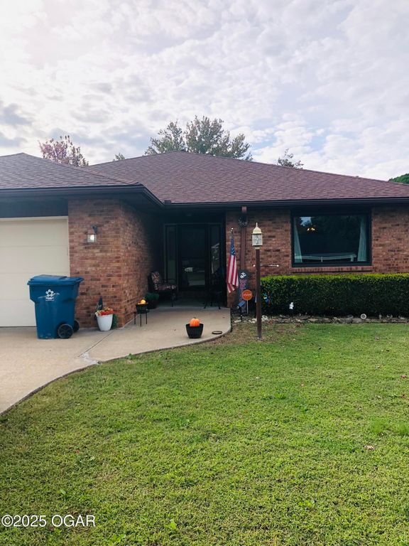 909 Durward Hall Dr. Drive, Carthage, MO 64836