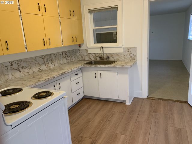 218 S 19TH St, Springfield, OR 97477