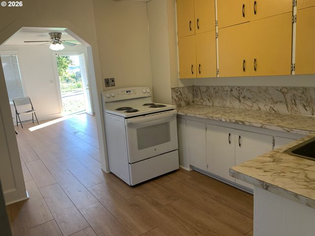 218 S 19TH St, Springfield, OR 97477