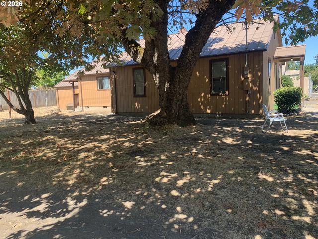 218 S 19TH St, Springfield, OR 97477