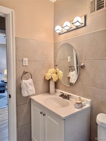 6748 Vernon Avenue, University City, MO 63130