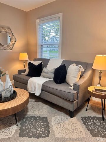 6748 Vernon Avenue, University City, MO 63130