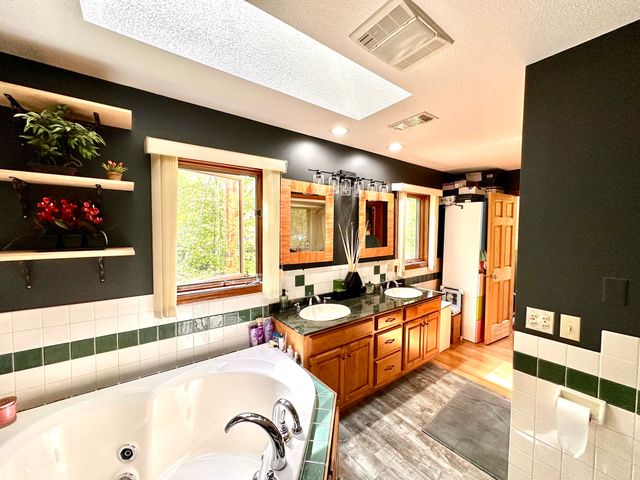 14 Laurel Ridge Dr, Belchertown, MA 01007