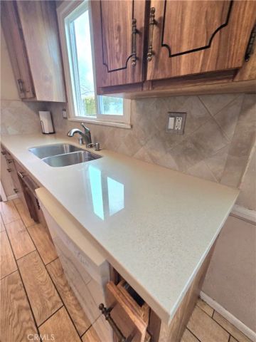 7875 Bellaire Avenue, North Hollywood, CA 91605