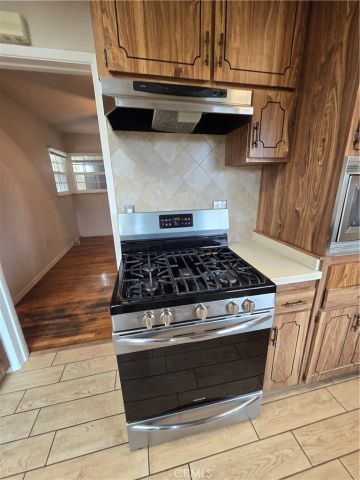 7875 Bellaire Avenue, North Hollywood, CA 91605