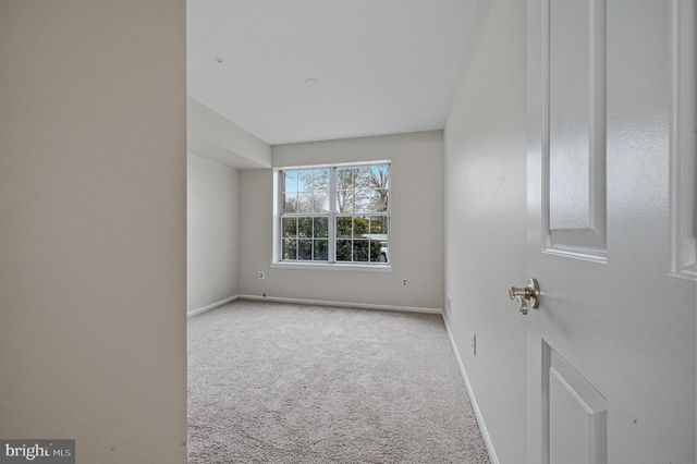 1604 WATERS EDGE DR, Newark, DE 19702