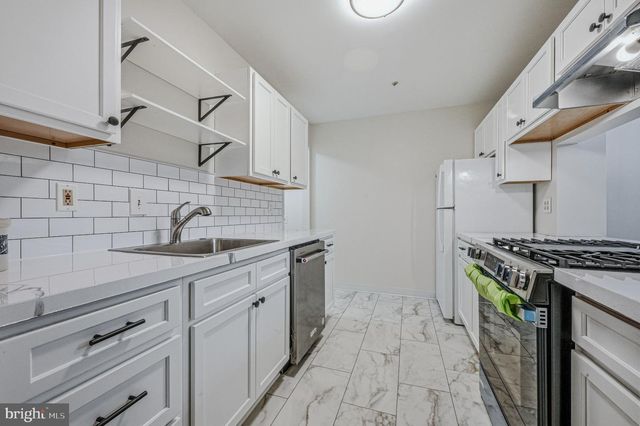 1604 WATERS EDGE DR, Newark, DE 19702