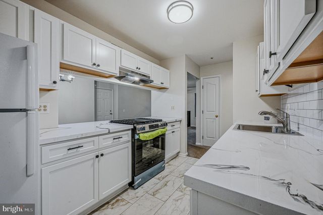 1604 WATERS EDGE DR, Newark, DE 19702