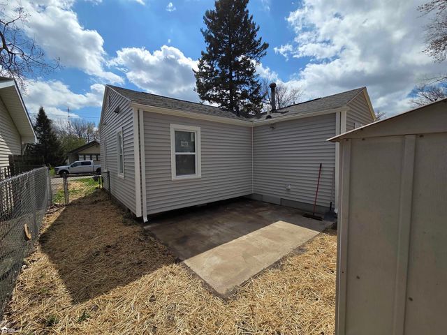 2205 E Whittemore Avenue, Burton, MI 48529