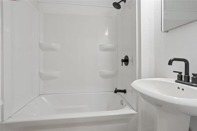 820 1st Avenue E, Newton, IA 50208