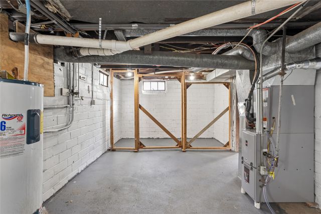 820 1st Avenue E, Newton, IA 50208