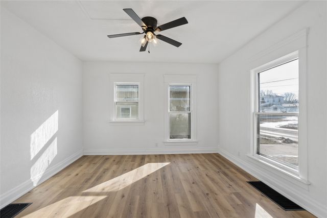 820 1st Avenue E, Newton, IA 50208