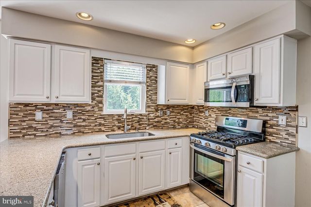 2 ACACIA AVE, Robbinsville, NJ 08691