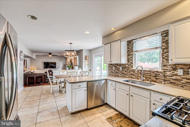 2 ACACIA AVE, Robbinsville, NJ 08691