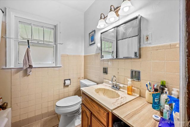 867 Clay Street, Woodstock, IL 60098