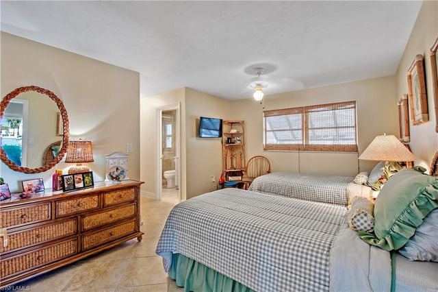 125 Pago Pago DR E, Naples, FL 34113