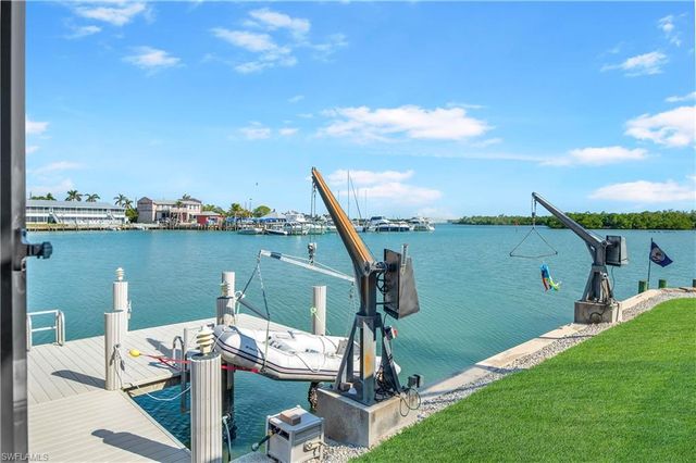 125 Pago Pago DR E, Naples, FL 34113