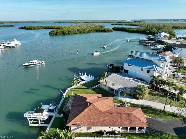 125 Pago Pago DR E, Naples, FL 34113