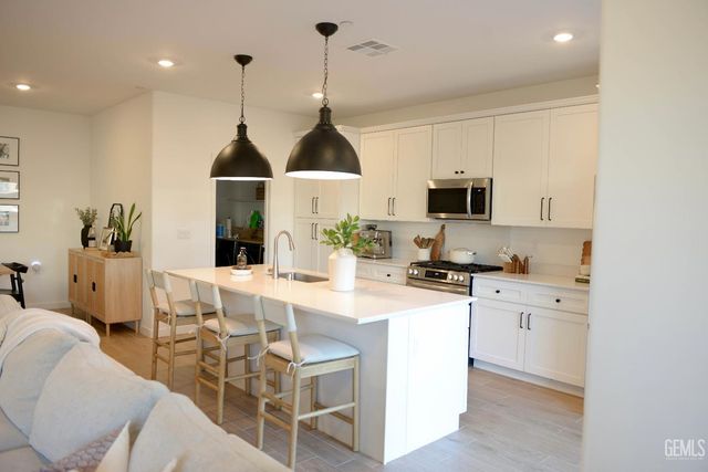 8906 Canyon Sage Dr, Shafter, CA 93263