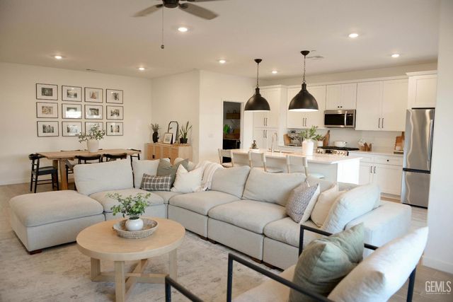 8906 Canyon Sage Dr, Shafter, CA 93263