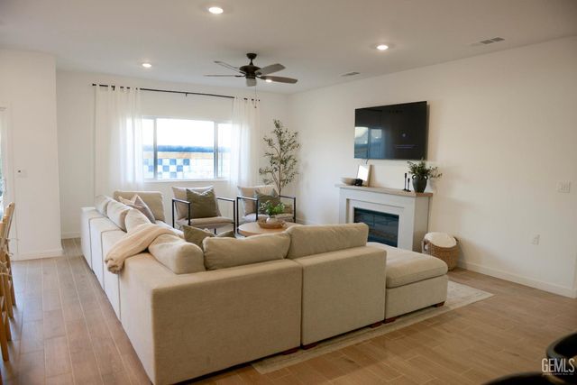 8906 Canyon Sage Dr, Shafter, CA 93263