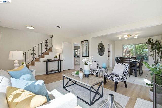 27966 El Portal Dr, Hayward, CA 94542