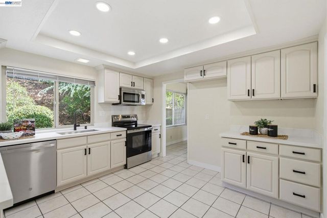 27966 El Portal Dr, Hayward, CA 94542