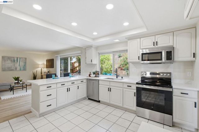 27966 El Portal Dr, Hayward, CA 94542