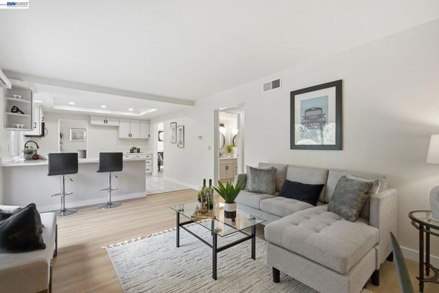 27966 El Portal Dr, Hayward, CA 94542