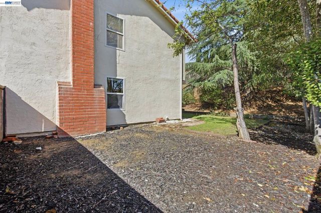 27966 El Portal Dr, Hayward, CA 94542