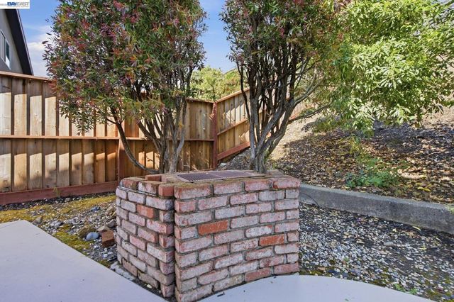 27966 El Portal Dr, Hayward, CA 94542