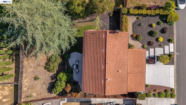 27966 El Portal Dr, Hayward, CA 94542