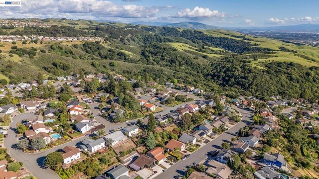 27966 El Portal Dr, Hayward, CA 94542