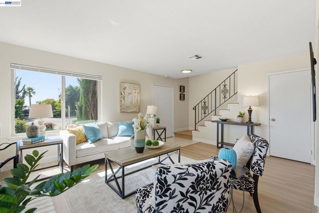 27966 El Portal Dr, Hayward, CA 94542