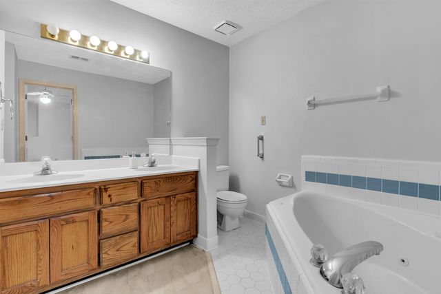 8417 N WIND RIVER CIR, Memphis, TN 38016