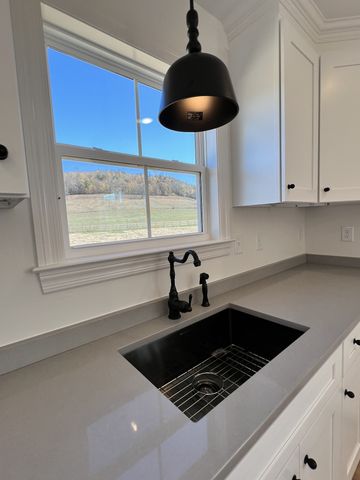 9728 Campbellsville Rd, Pulaski, TN 38478