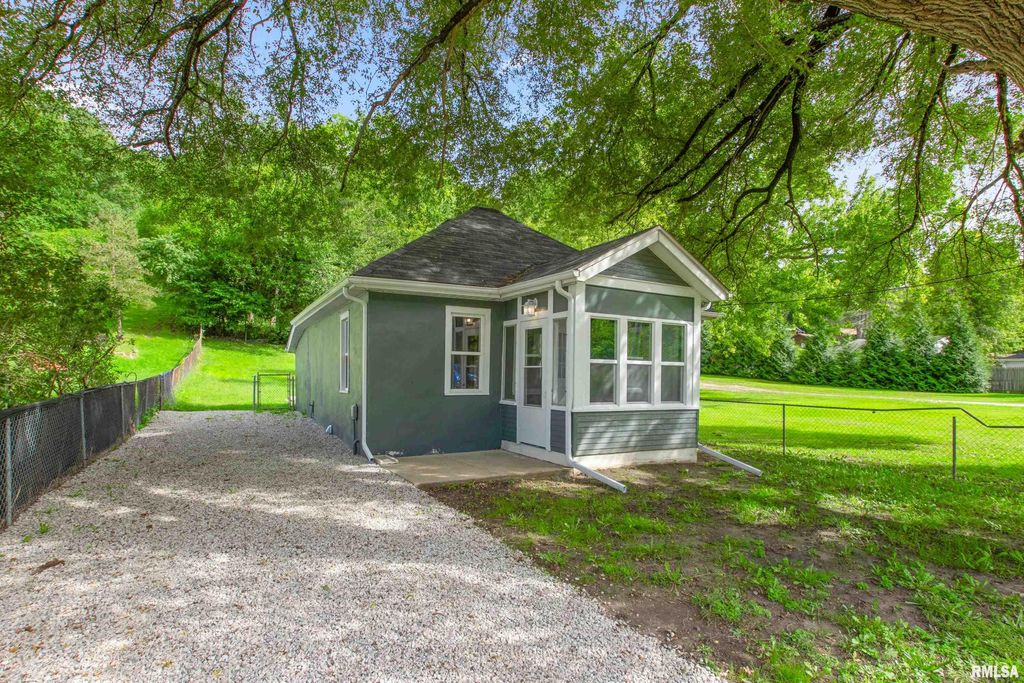 210 KERFOOT Street, East Peoria, IL 61611