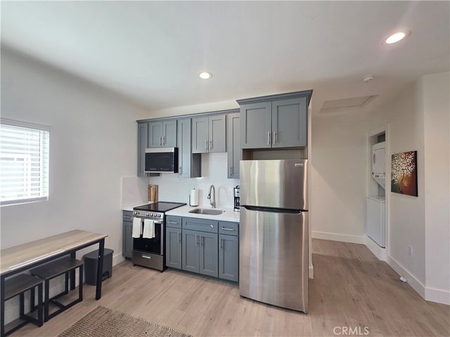6956 Glade, Canoga Park, CA 91303
