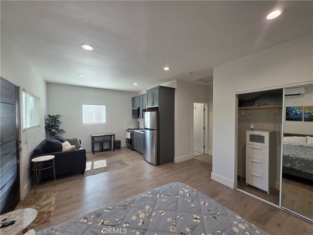 6956 Glade, Canoga Park, CA 91303