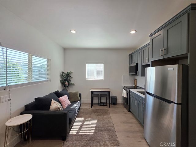 6956 Glade, Canoga Park, CA 91303
