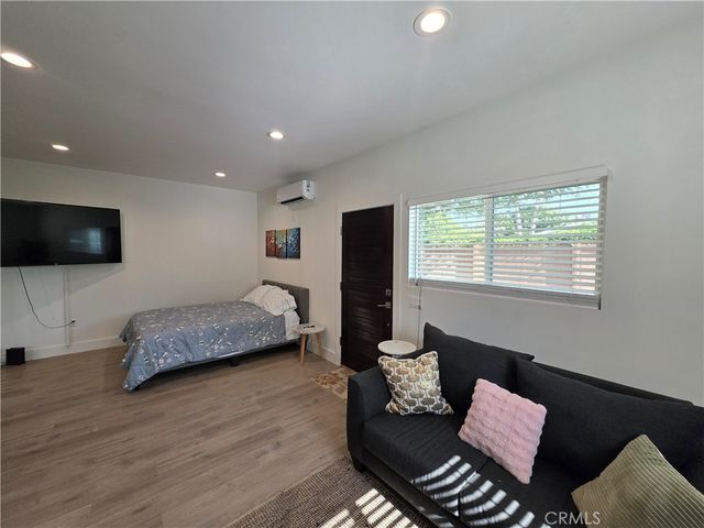 6956 Glade, Canoga Park, CA 91303