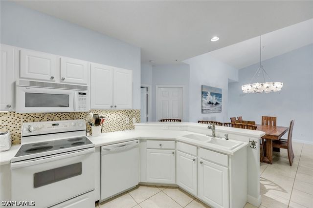 2110 Cay Lagoon DR 122, Naples, FL 34109