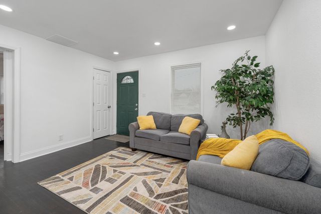 1732 E 24th St N, Wichita, KS 67219