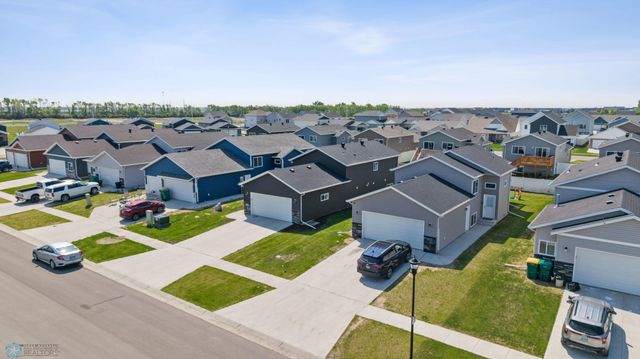 6718 69th Avenue S, Horace, ND 58047