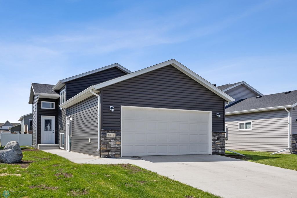 6718 69th Avenue S, Horace, ND 58047