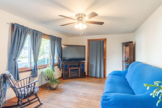 21 Meadowlark Ln, Springfield, MA 01119