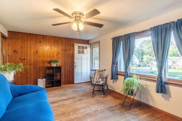 21 Meadowlark Ln, Springfield, MA 01119