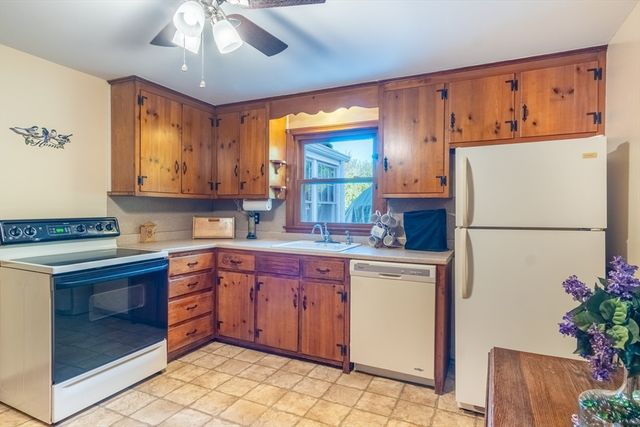 21 Meadowlark Ln, Springfield, MA 01119